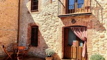 Casa rural La Fuente de Pavía en la provincia de Segovia, para 6 personas. Con chimenea, wifi, barbacoa y patio.