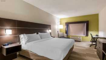 Holiday Inn Express & Suites Chicago West - St Charles, an IHG Hotel