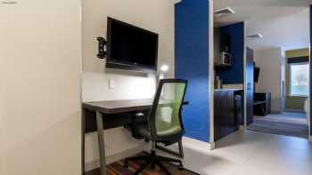 Holiday Inn Express & Suites Chicago West - St Charles, an IHG Hotel