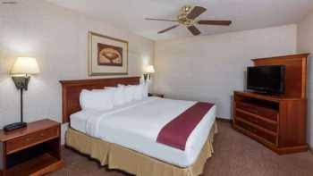 Seasons Inn & Suites Highland (Former - Baymont by Wyndham Highland)