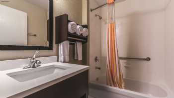 La Quinta Inn & Suites by Wyndham Collinsville - St. Louis