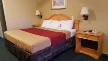 Econo Lodge Inn & Suites