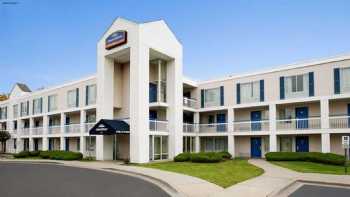 Travelodge by Wyndham Lansing IL