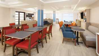 Holiday Inn Express & Suites Lake Zurich-Barrington, an IHG Hotel