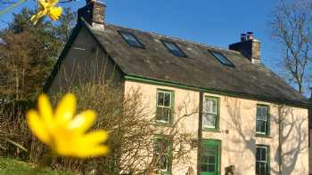 Robin's Realm - C18th Holiday cottage & Victorian farmhouse in Wales