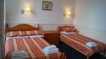 Hampton Court Guesthouse - book direct for best rates price match guarantee.