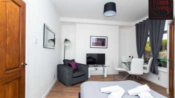 Klass Living Short Stay Accommodation Bellshill - Cosy Apartment