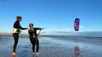 Kitemonkey Kiteschule Fehmarn - Kitesurfen und Wing Foilen auf der Ostsee lernen