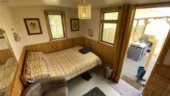 Jacquie’s B&B-Room with a view-shepherds hut-hot tub-Rural-Terregles, Dumfries