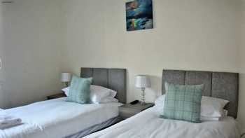 Serviced Accommodation @ Dalkeith Five Bedroom House