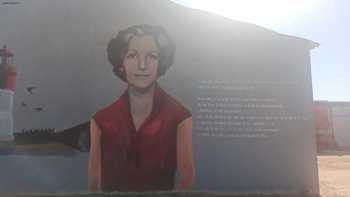 Mural &quotSeñora de Rojo sobre Fondo Gris" de Jesús Lorente