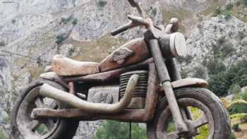 Escultura de una moto Bultaco en madera