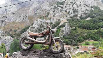 Escultura de una moto Bultaco en madera