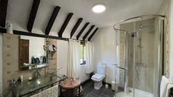 Tudor House - Double Room - Shared Bathroom