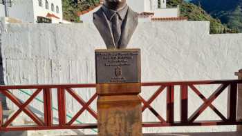 Escultura &quotCargando Nubes de Esperanza"