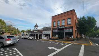 Historic CJ Howe Building Vacation Loft