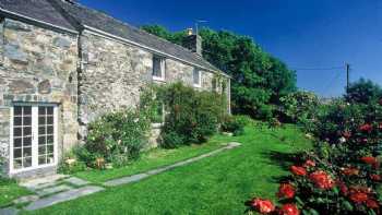 Byrdir Farmhouse and Studio Cottages