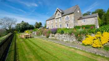 Tref y Nant Holiday Cottage with Hot Tub