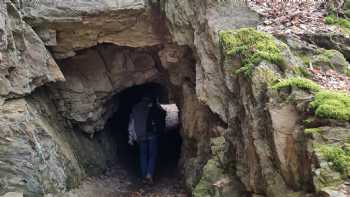 Felsentunnel mit Balkon