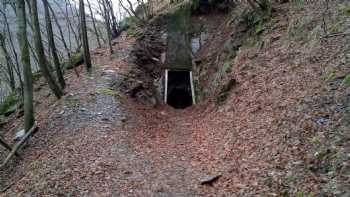 Felsentunnel mit Balkon