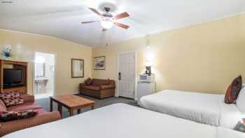 Econo Lodge Inn & Suites