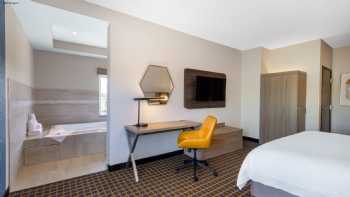 Holiday Inn Express & Suites Pittsburg, an IHG Hotel