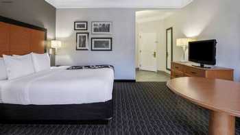 La Quinta Inn & Suites by Wyndham Dallas Arlington South