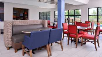 Holiday Inn Express & Suites Elgin