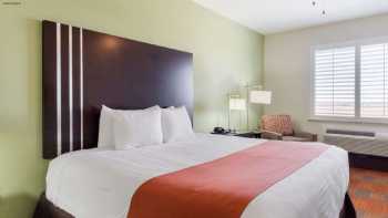 Quality Inn & Suites Victoria East