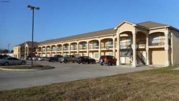 Crossroads Inn & Suites