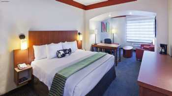 La Quinta Inn & Suites by Wyndham Dallas Love Field