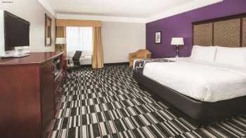 La Quinta Inn & Suites by Wyndham Dallas South-DeSoto