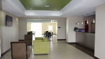 La Plaza Inn & Suites