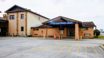 Pinewood Inn & Suites