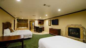 Pinewood Inn & Suites