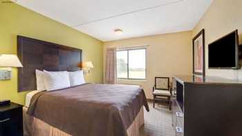 Days Inn & Suites by Wyndham DeSoto