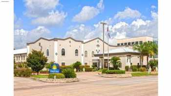 Days Inn & Suites by Wyndham NASA Space Center Houston