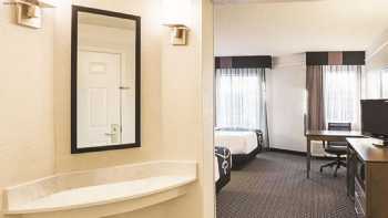 La Quinta Inn & Suites by Wyndham Fort Worth North