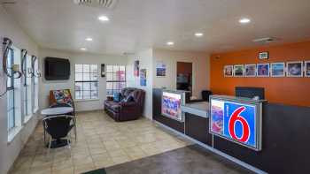 Motel 6 Madisonville, TX