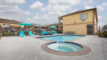 Days Inn & Suites by Wyndham La Porte