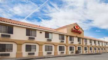 Econo Lodge Inn & Suites