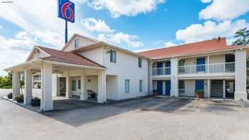 Motel 6 Livingston, TX