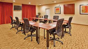 Holiday Inn Express & Suites Lincoln Airport, an IHG Hotel