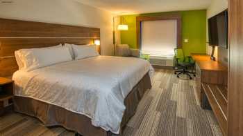 Holiday Inn Express & Suites Lincoln Airport, an IHG Hotel