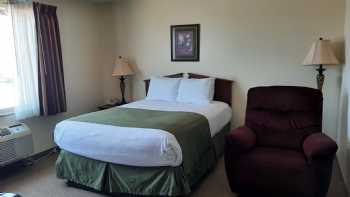 Edgewood Hotel & Suites