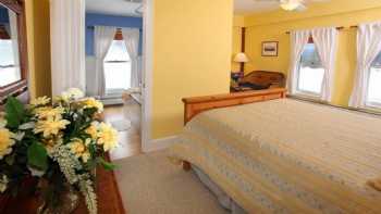 Yellow Farmhouse Inn