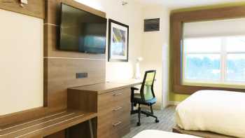 Holiday Inn Express & Suites White River Junction, an IHG Hotel