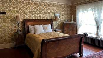 Coos Bay Manor Bed & Breakfast