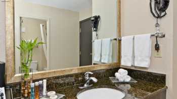 Clackamas Inn & Suites