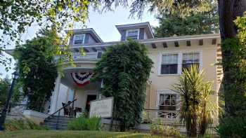 Coos Bay Manor Bed & Breakfast